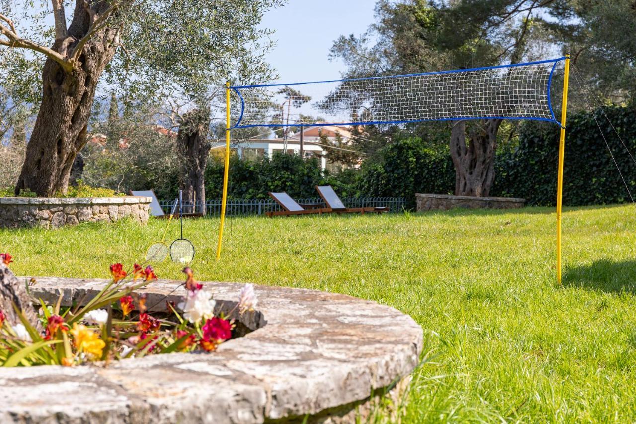 Spyrelia Villa With Private Pool & Outdoor Hot Tub ذيسْخا المظهر الخارجي الصورة