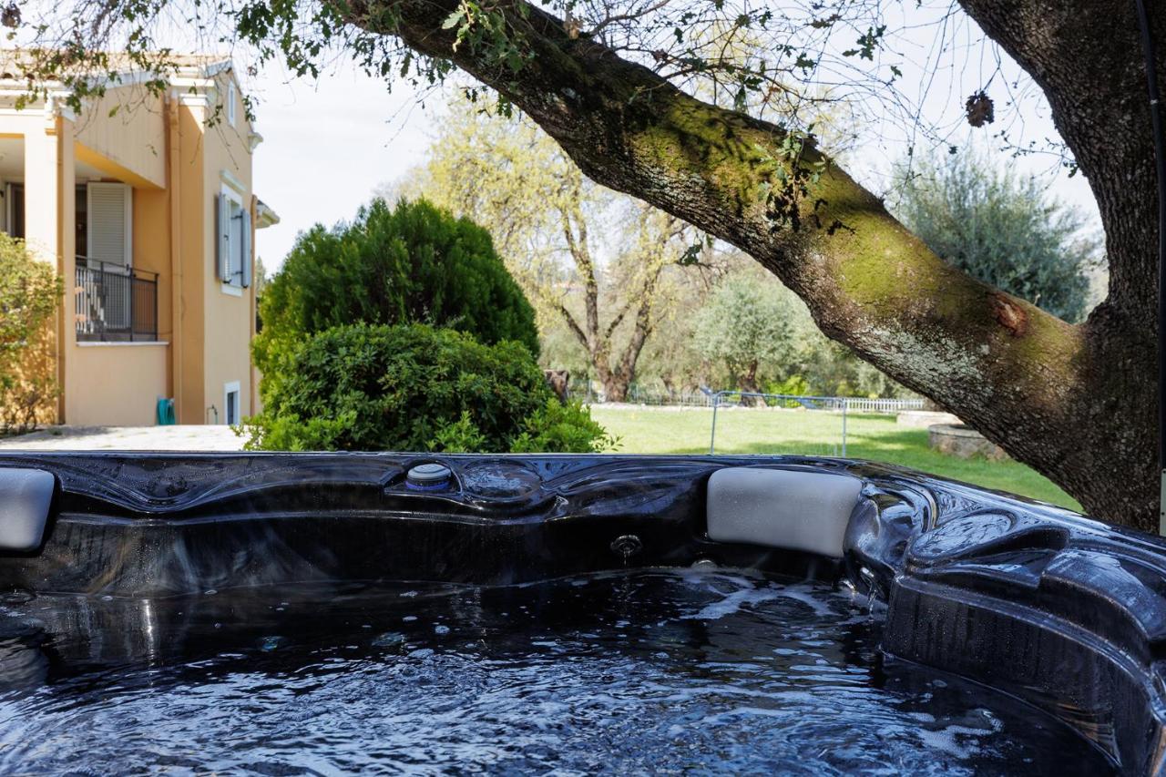 Spyrelia Villa With Private Pool & Outdoor Hot Tub ذيسْخا المظهر الخارجي الصورة