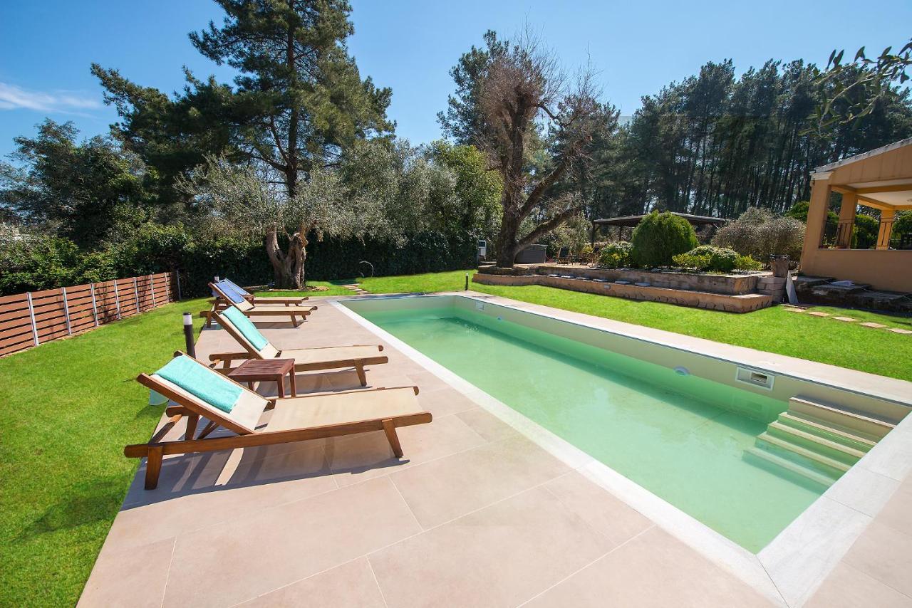Spyrelia Villa With Private Pool & Outdoor Hot Tub ذيسْخا المظهر الخارجي الصورة